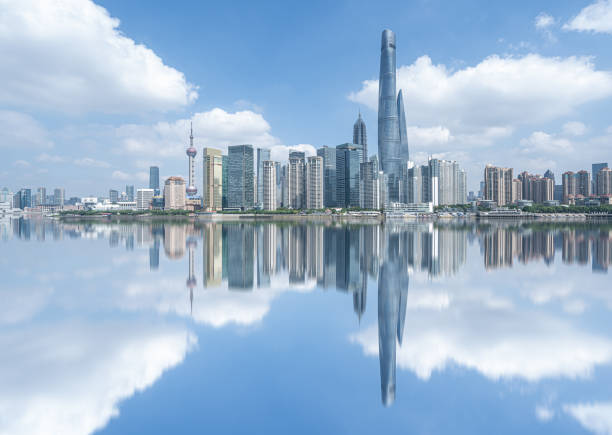 上海金融街の建物のスカイライン、そして日中の黄浦江 - shanghai tower ストックフォトと画像