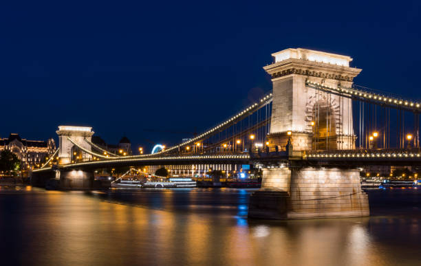 ハンガリー、ブダペストの鎖橋。 - chain bridge budapest bridge lion ストックフォトと画像