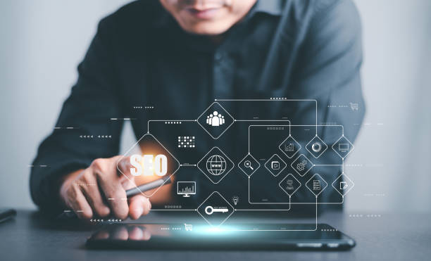 SEO concepts, optimization analysis tools, search engine rankings, social media sites based on results analysis data.Businessman showing virtual icons,marketing strategies. for business development conceptos de seo, herramientas de análisis de optimización, clasificaciones de motores de búsqueda, sitios de redes sociales basados en datos de análisis de resultados. hombre de negocios mostrando iconos virtuales, estrategias de marketing. para el de