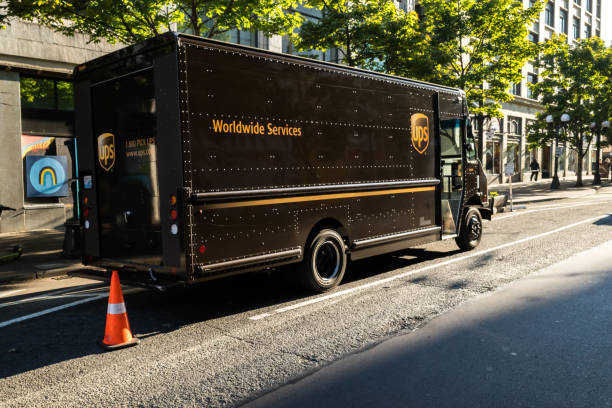 ups - united parcel service truck shipping delivering photos et images de collection