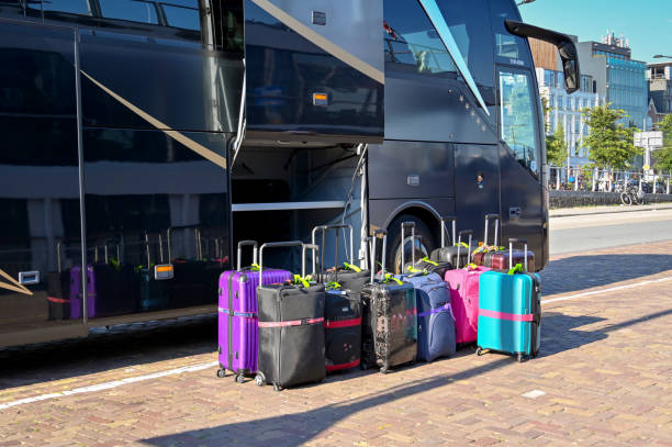 bagagli in attesa di essere caricati in un pullman vacanze - trolley bus foto e immagini stock