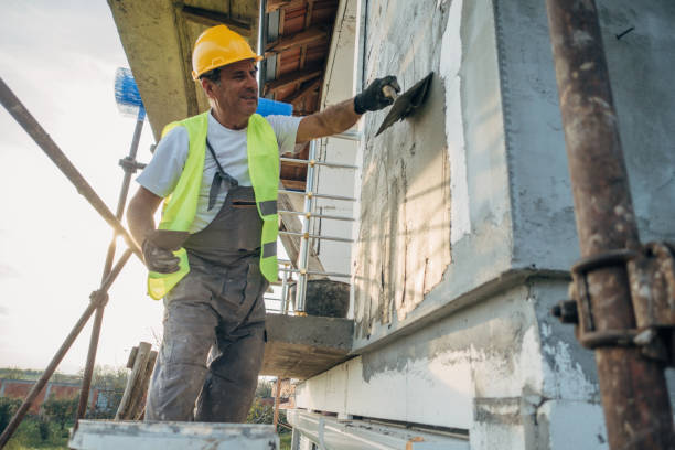 ein bauarbeiter baut die fassade eines gebäudes - plasterer construction site manual worker plaster stock-fotos und bilder