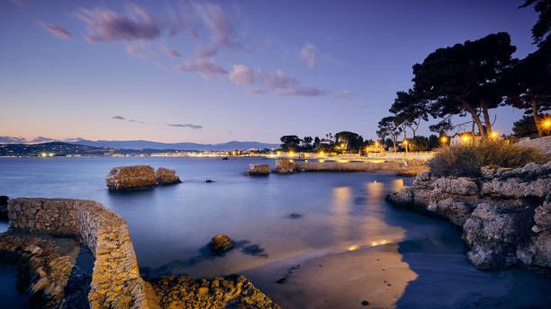 antibes ville entourée par la français riveria pendant la soirée en france - antibes photos et images de collection