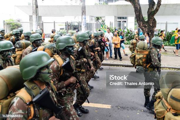 独立パレードで特別な武器と迷彩を持って行進するブラジル軍の兵士 カラー画像のストックフォトや画像を多数ご用意 カラー画像, スポーツ