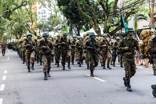 独立パレードで特別な武器と迷彩を持って行進するブラジル軍の兵士 カラー画像のストックフォトや画像を多数ご用意 カラー画像, スポーツ