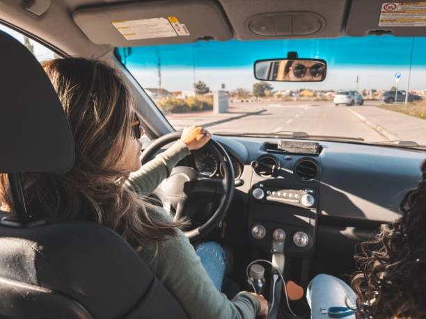 mujer conduciendo un coche - pasear en coche sin destino fotografías e imágenes de stock