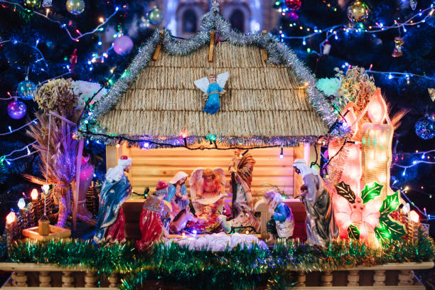 szopka bożonarodzeniowa na jarmarku bożonarodzeniowym w kolonii. scena, w której dziewica maryja urodziła jezusa, a on leży w kołysce otoczony ludźmi, którzy przybyli, aby świętować boże narodzenie - nativity scene jesus christ three wise men christmas zdjęcia i obrazy z banku zdjęć