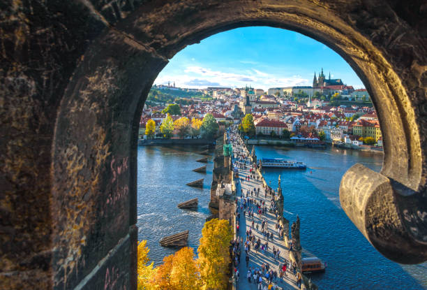 karlsbrücke, prag - prag stock-fotos und bilder