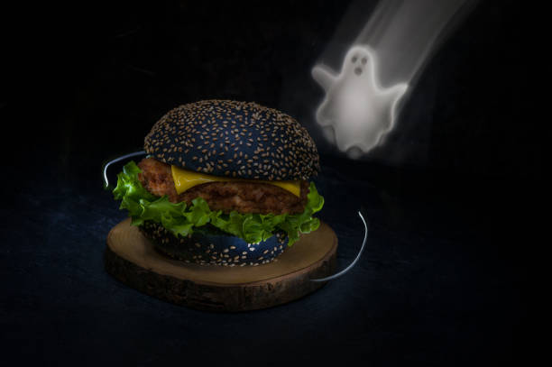 halloween schwarze burger auf dunklem hintergrund nahaufnahme. halloween essensidee für party - photography close up side view halloween stock-fotos und bilder