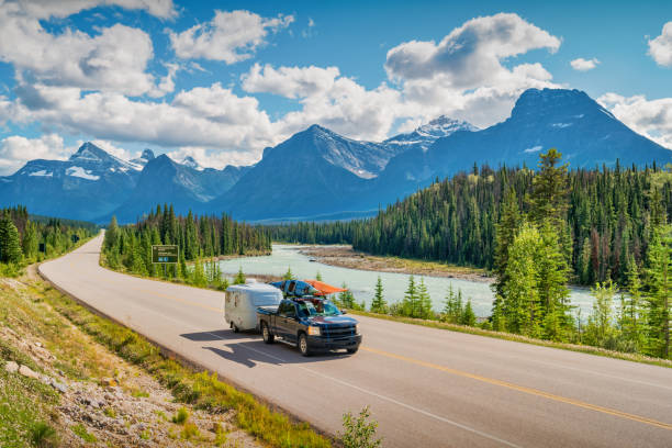 camper trailer road trip canadian rockies icefields parkway travel - parco nazionale di jasper foto e immagini stock