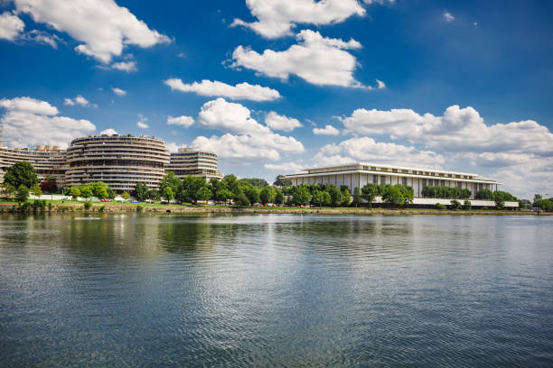 watergate hotel et kennedy center à washington, dc - centre de spectacles photos et images de collection