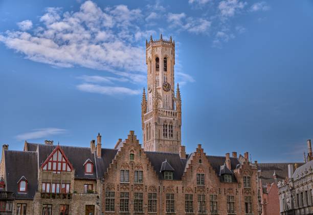 fascinante torre de belfort en la plaza burg en un día soleado - belfort fotografías e imágenes de stock