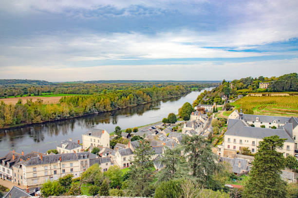 chinon la vienne y el castillo - chinon fotografías e imágenes de stock