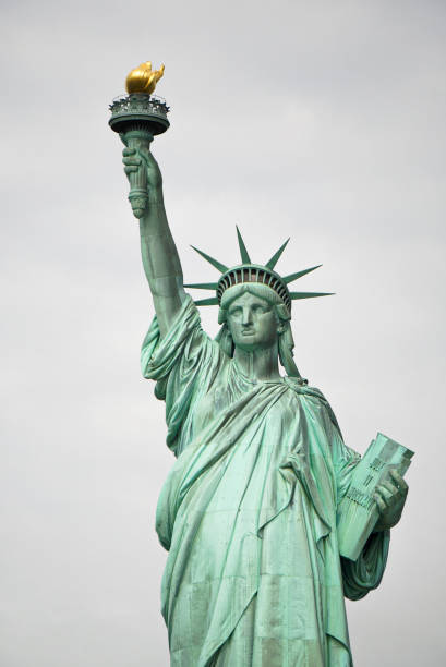 自由の女神の側面図 - crown liberty statue ストックフォトと画像