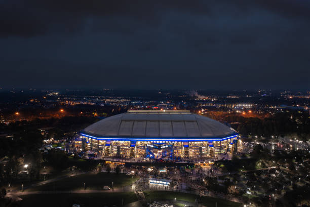 veltins arena (arena aufschalke) de noche - color image gelsenkirchen ruhr architecture fotografías e imágenes de stock