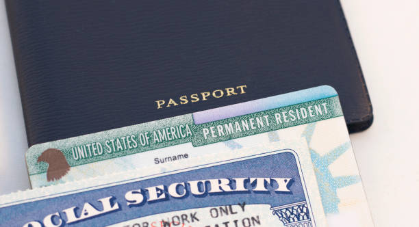 passaporte dos estados unidos, cartão de segurança social e cartão de residente permanente (verde) em fundo branco. conceito de imigração - emigração e imigração - fotografias e filmes do acervo