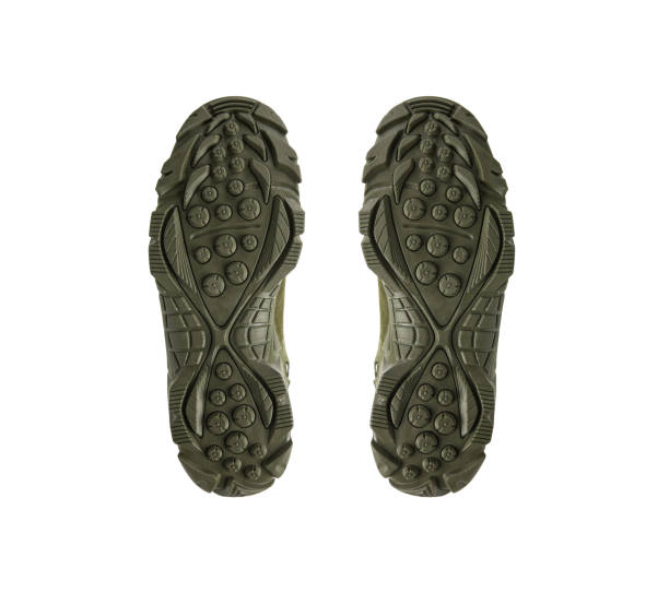 bottes de combat modernes de l’armée. nnew chaussures kaki. isoler sur fond blanc. - leather green hide textured effect photos et images de collection