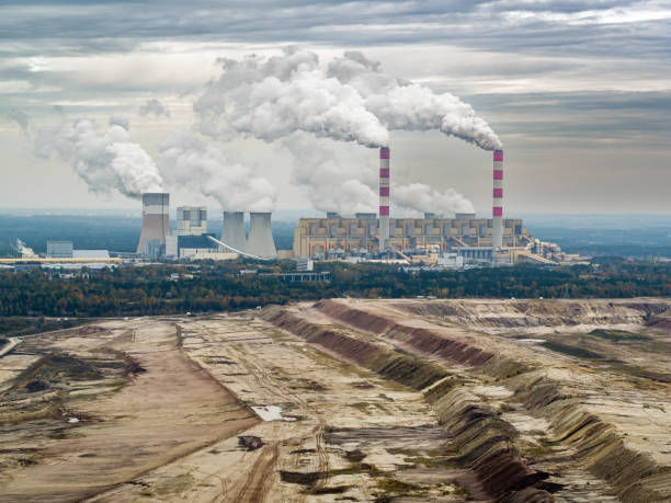 vue aérienne d’une centrale électrique et d’une mine de charbon à ciel ouvert à belchatow sous un ciel nuageux maussade, pologne - open sky cloudscape cloud photos et images de collection