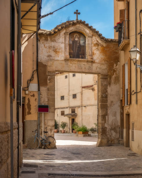 mallorca convent entryway - religion christianity bell tower catholicism imagens e fotografias de stock