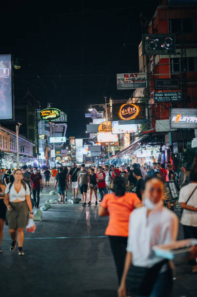 Crowds and businesses in the famous Khao San Road, Bangkok, Thailand August 28, 2022 Bangkok, Thailand. A street in Bangkok popular with both tourists and Thais and lined with shops, bars, restaurants, and guesthouses khao san road stock pictures, royalty-free photos & images