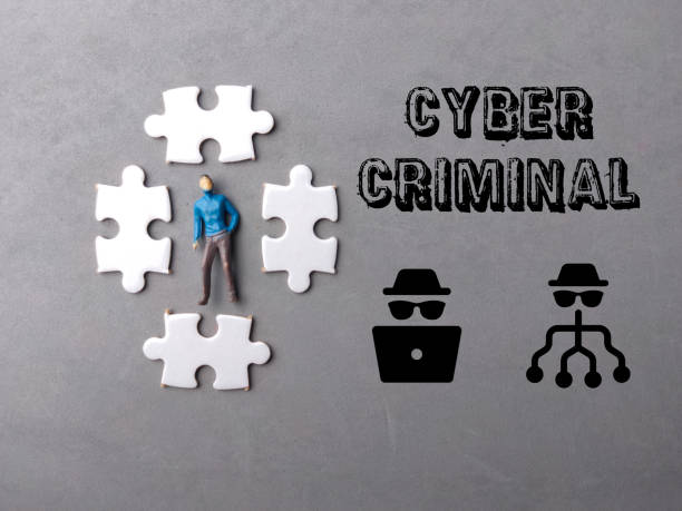 グレイの背景にトップビューのミニチュア人とパズルとテキストサイバークリミナル。サイバーセキュリティのコンセプト。 - binary code puzzle coding technology ストックフォトと画像