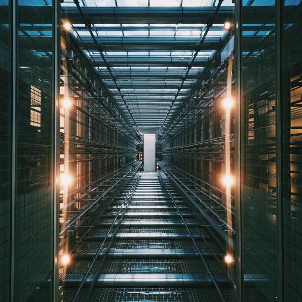plan vertical d’une salle de stockage et de serveurs réseau éclairée d’un centre de données - network server rack computer mainframe photos et images de collection