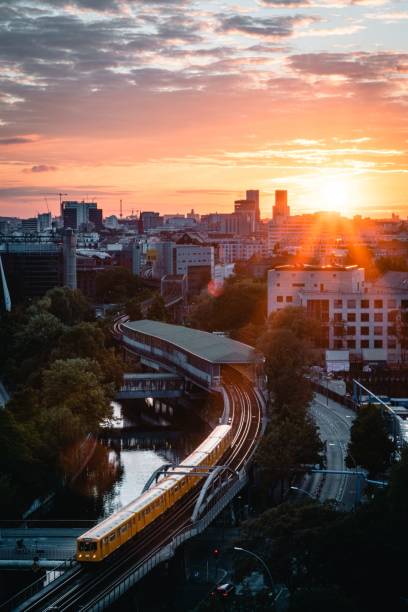 widok z lotu ptaka na pociąg na torze w otoczeniu budynków w berlinie podczas zachodu słońca - locomotive train night vertical zdjęcia i obrazy z banku zdjęć
