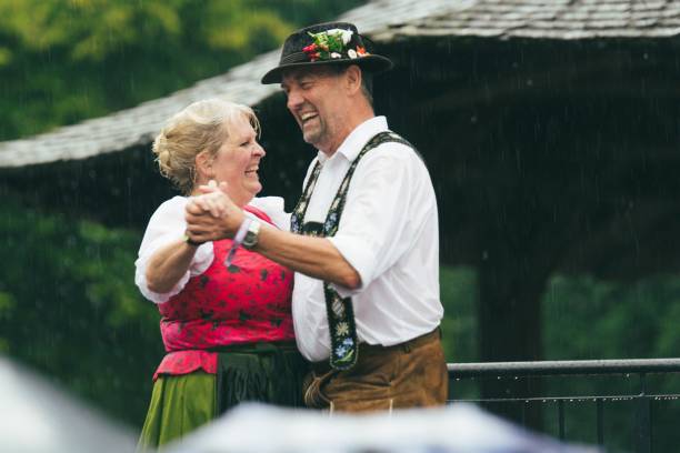 кохербол танец мюнхен, германия, бавария - german culture oktoberfest dancing lederhosen стоковые фото и изображения