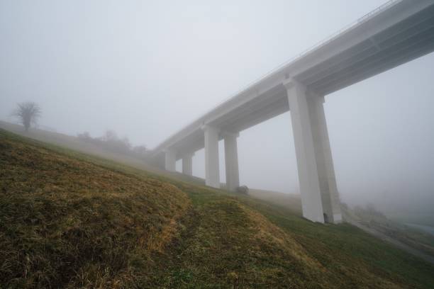betonowy most na wzgórzu otoczonym zielenią spowitą mgłą pod pochmurnym niebem - pacific ocean coastline rain california zdjęcia i obrazy z banku zdjęć
