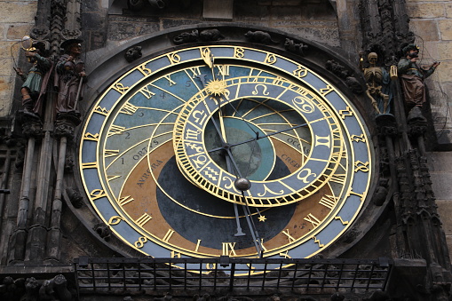République Tchèque - Prague - horloge astronomique de Prague. L'horloge astronomique de Prague (en tchèque Pražský orloj) est une horloge astronomique médiévale qui se trouve à Prague, capitale de la Tchéquie, sur la place de la Vieille-Ville. L'horloge est située sur le mur sud de l'hôtel de ville. Le monument a un fort attrait touristique : dès que sonnent les heures, des centaines de personnes se pressent à ses pieds pour l'observer s'animer et la photographier.