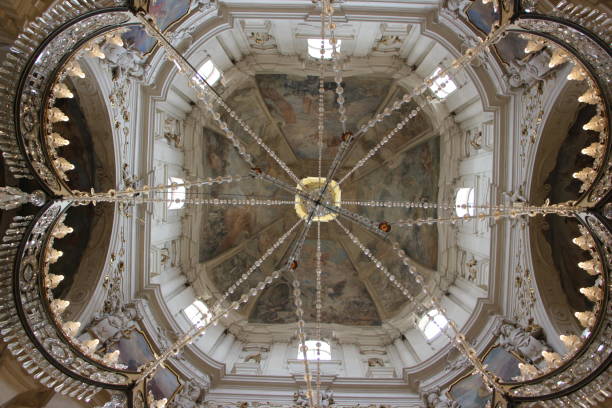 república checa - praga - iglesia catedral de san nicolás - interior - electric light arch architecture building exterior fotografías e imágenes de stock