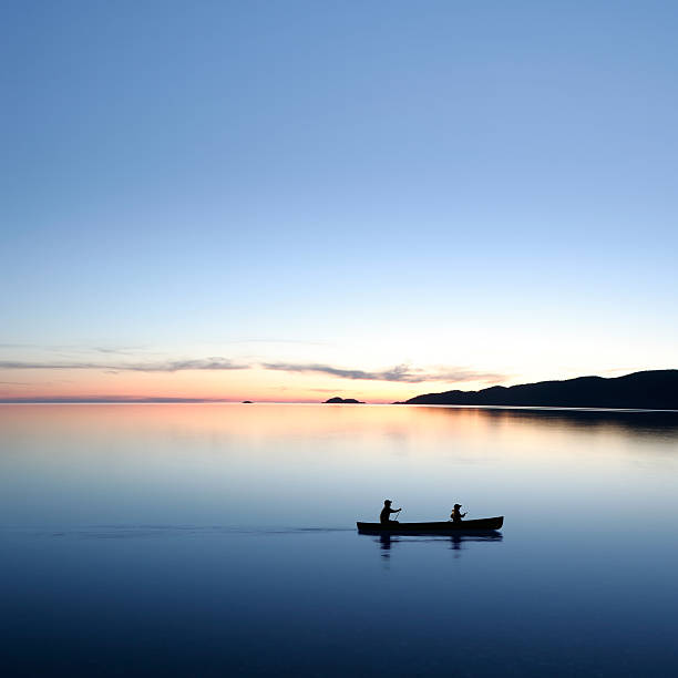 xxl сумерках гребля на каноэ - canoeing canoe minnesota lake стоковые фото и изображения