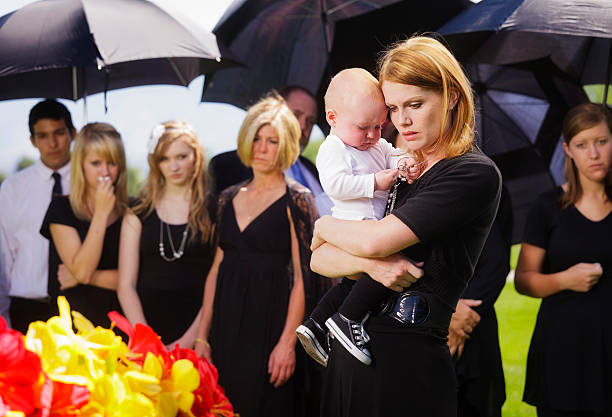mãe e bebê em uma funeral - widow family funeral mourner - fotografias e filmes do acervo