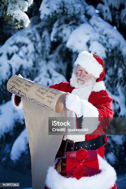 Чтение Соответствующих Сантаклауса На Рождество Naughty Niceсписок На Открытом Воздухе — стоковые фотографии и другие картинки Санта Клаус