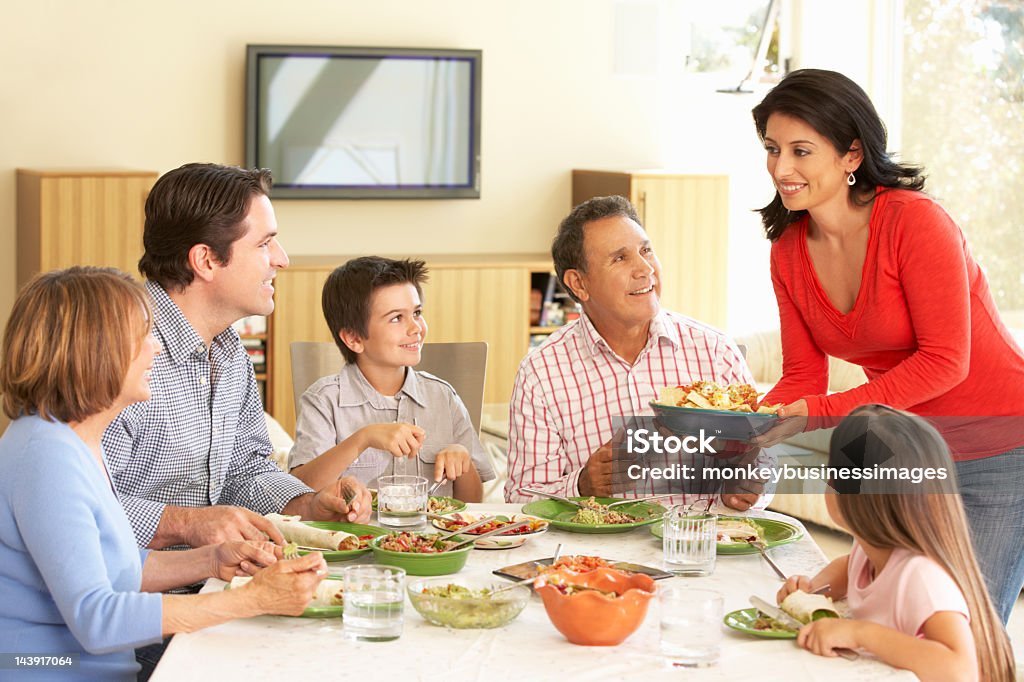 拡張ヒスパニック系家族でのお食事をお楽しみいただけます。ホーム - 家族のロイヤリティフリーストックフォト