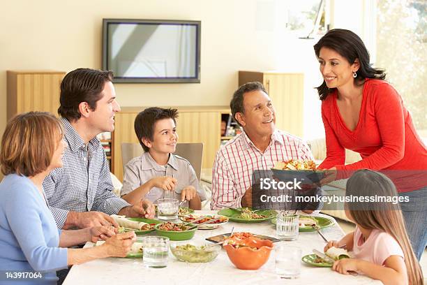 Extensão Hispânico Família Desfrutar Refeição Em Casa - Fotografias de stock e mais imagens de Família