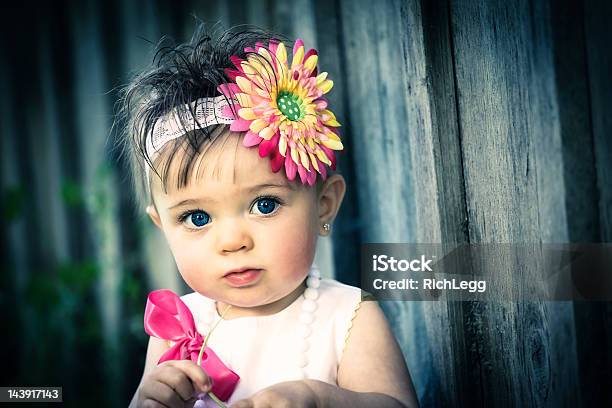 Niña Bebé Foto de stock y más banco de imágenes de 12-23 meses - 12-23 meses, Adorno floral, Aire libre