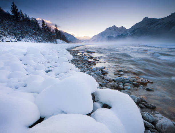 l'aube sur la rivière lech près de forchach, tyrol, autriche - forchach photos et images de collection