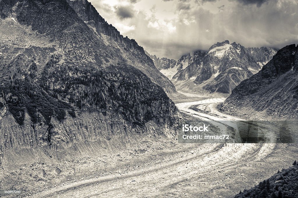 Mer de Glace Alpine Glacier - Zbiór zdjęć royalty-free (Czarno biały)