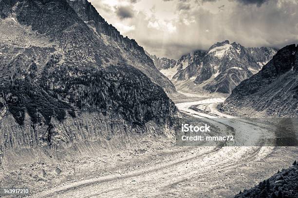 Mer De Glace Alpine Glacier - zdjęcia stockowe i więcej obrazów Czarno biały - Czarno biały, Góra, Mer de Glace