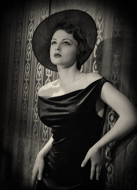 diva mit hut in film-noir-stil. - hollywood schauspielerinnen stock-fotos und bilder