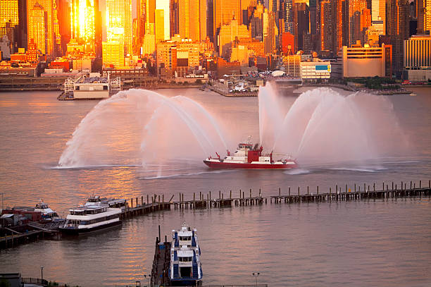 fireboat на закате, нью-йорк skyline - fire boat стоковые фото и изображения