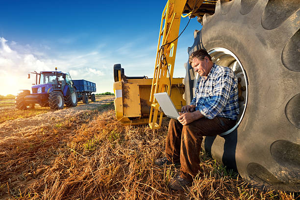 농부 및 노트북 - tractor agriculture field harvesting 뉴스 사진 이미지