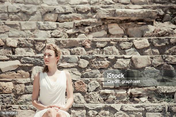 Foto de Mulher Bonita Na Cidade Antiga e mais fotos de stock de Adulto - Adulto, Beleza, Branco