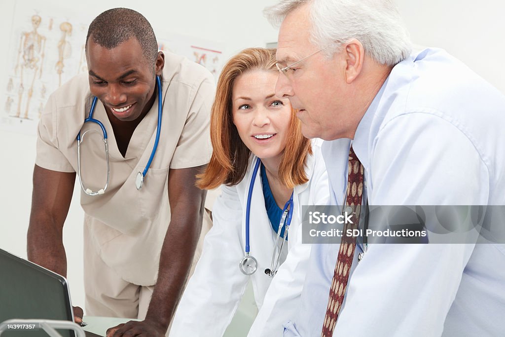 Équipe médicale discuter des résultats de Test ensemble du Personnel - Photo de Groupe multi-ethnique libre de droits