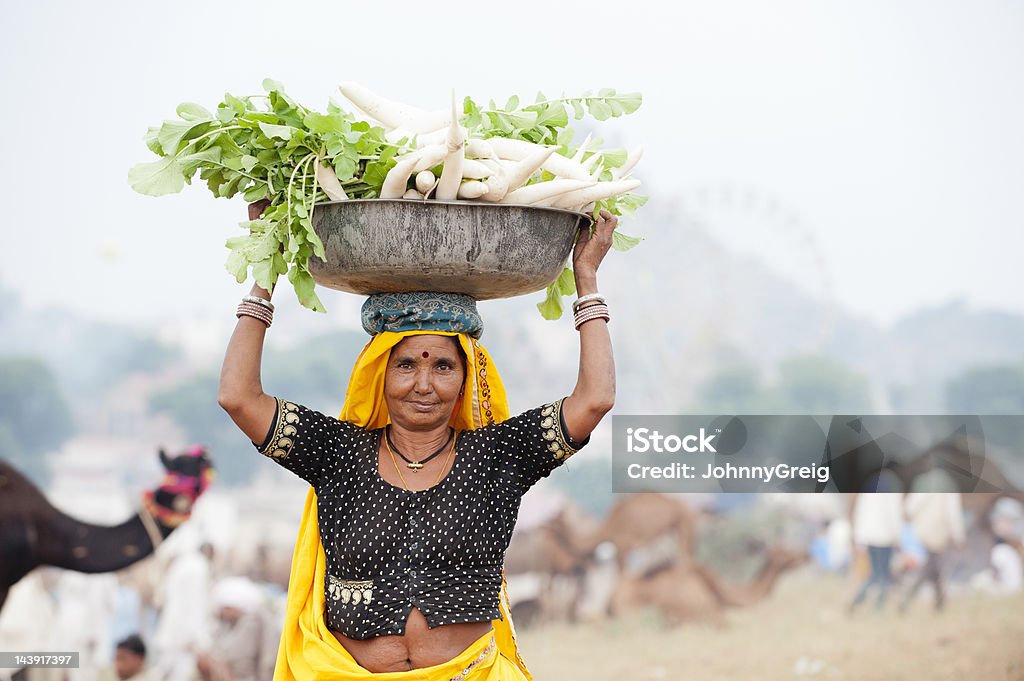 Mulher Indiana levar uma grande Tigela de mooli - Royalty-free Feira de Camelos de Pushkar Foto de stock