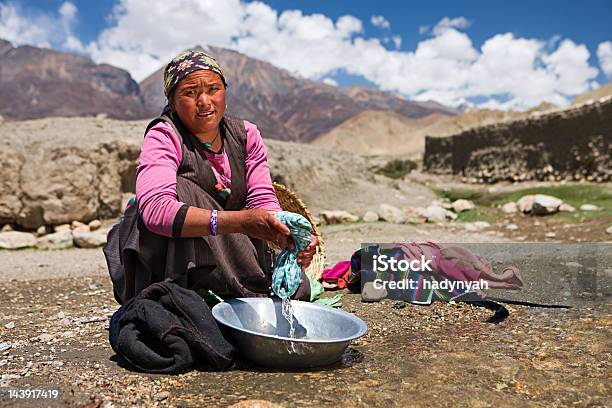 Тибетский Женщина Стирающими Одежду В Реке Мустанг — стоковые фотографии и другие картинки Тибетского происхождения