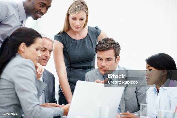 집중적이다 비즈니스 남자 동료 자신의 업무 회의에 대한 스톡 사진 및 기타 이미지 - 업무 회의, 흰색 배경, 30-39세