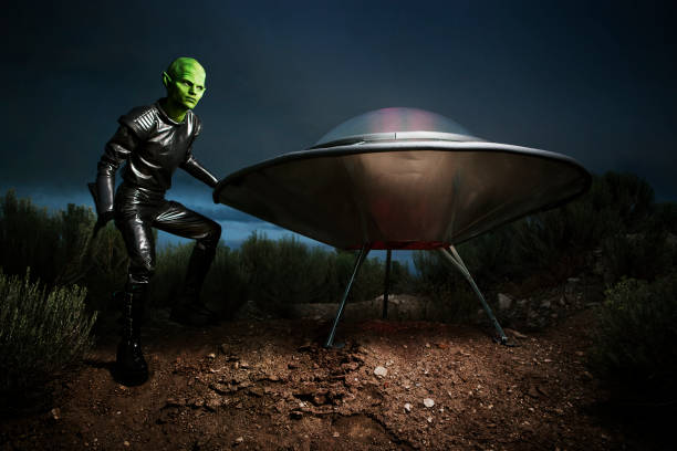 Alien and Spaceship Landing!