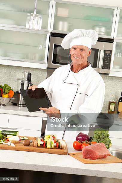 Master Chef Note Per La Cena - Fotografie stock e altre immagini di 50-54 anni - 50-54 anni, Adulto, Adulto in età matura